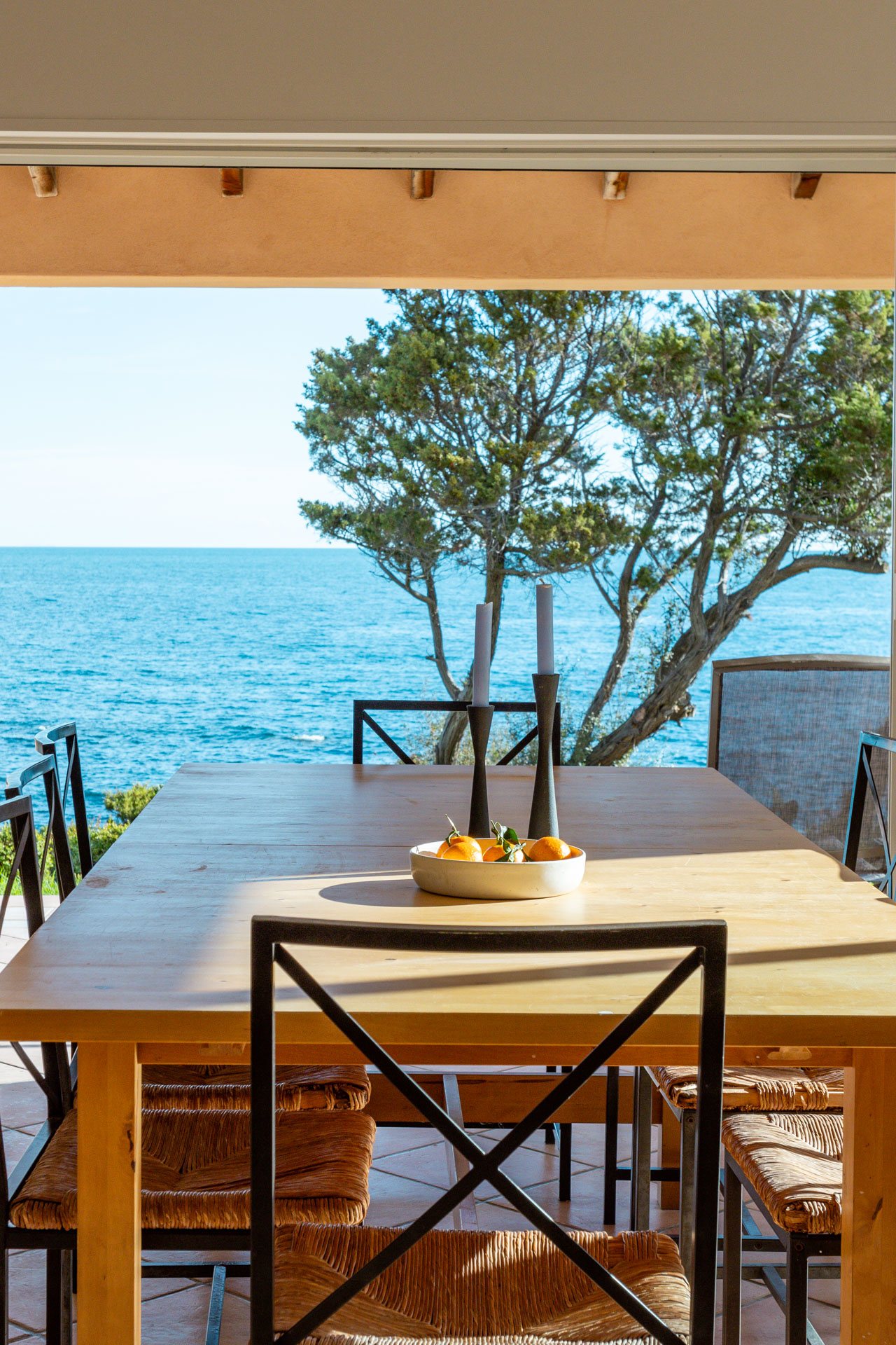 Esstisch unter der Pergola mit Meerblick